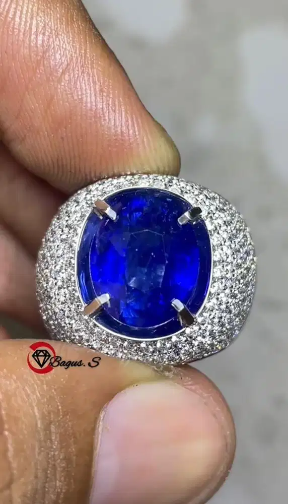 Vivid Royal Blue Sapphire Srilanka 5.6 CT