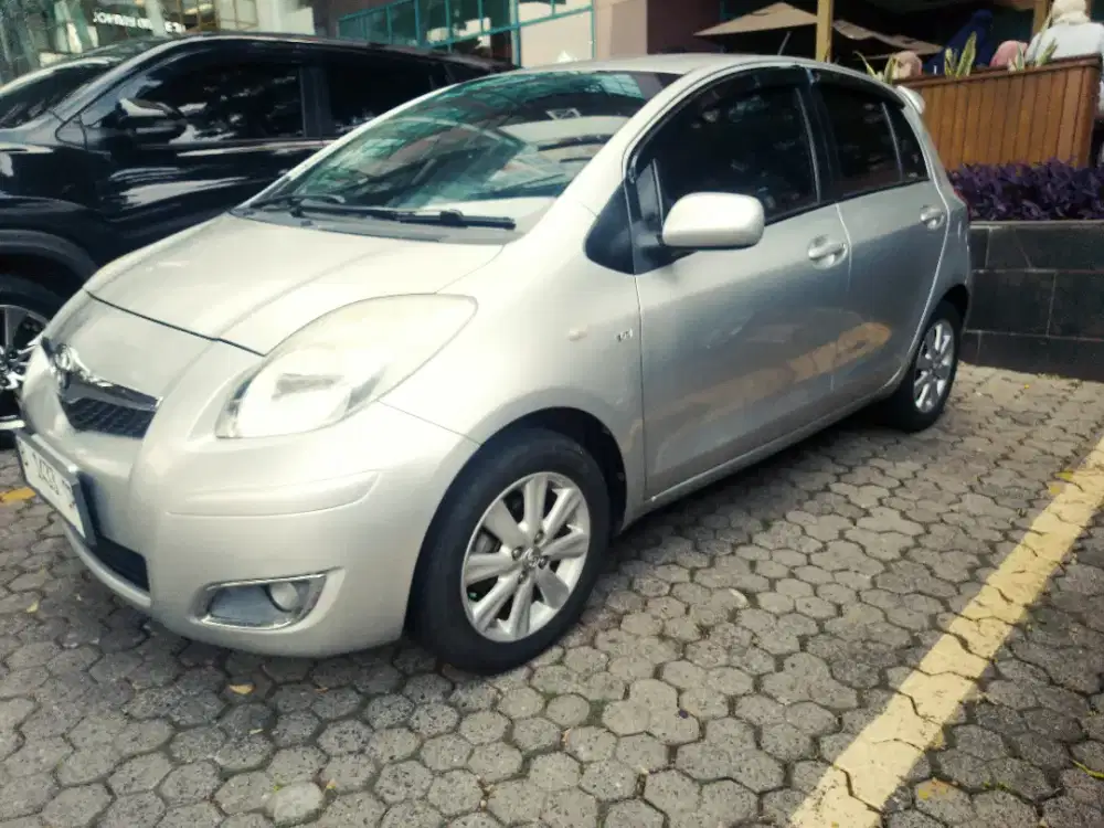 YARIS MATIC 1.5 J 2010 SILVER 93jt nego tipis didepan mobil sampe deal