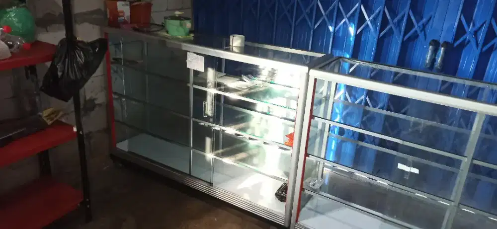 Etalase kaca dan rak besi bekas