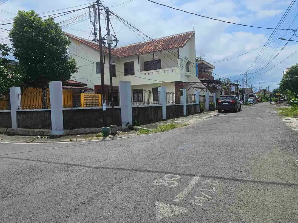 rumah besar 2 lt posisi hook jalan sangat besar di jl bunga suhat dekat kampus UB Brawijaya bagus direnov jadi kos, kantor atau semi cafe resto