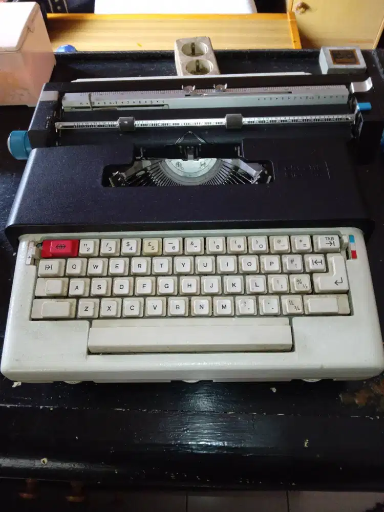 Mesin Tik Antik Olivetti Lettera 36 Tahun 1970 (menurut google)