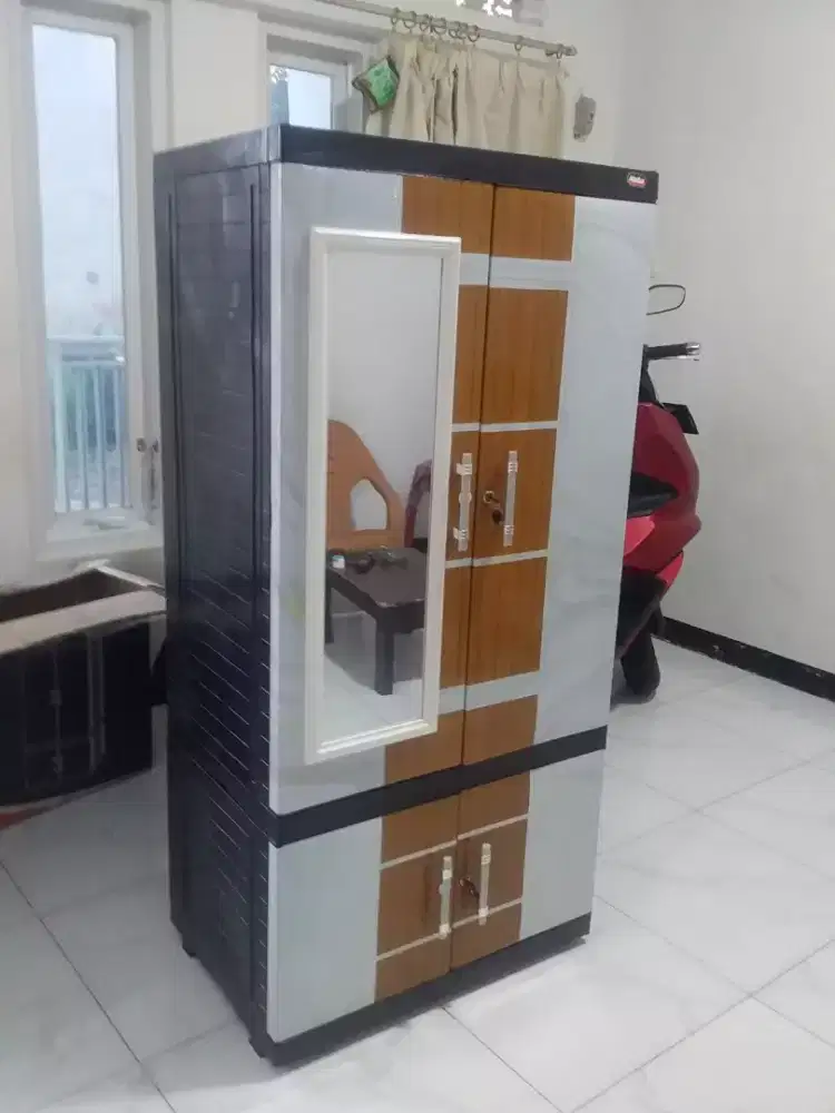 Lemari pakaian gantung