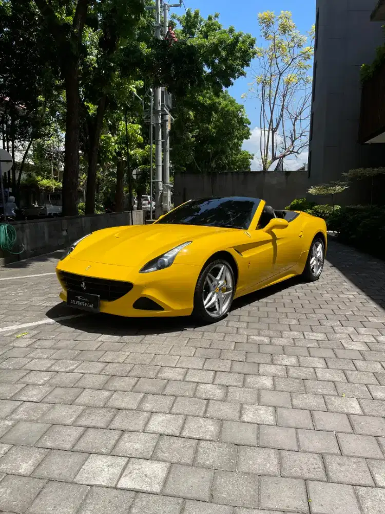 KM 12.000 an Ferrari California 2015 V8 Giallo Modena