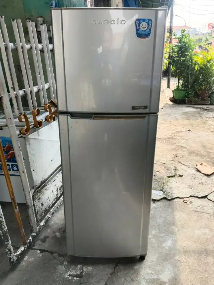 Kulkas 2 pintu toshiba kondisi bagus normal dingin beku orisinil pbrk