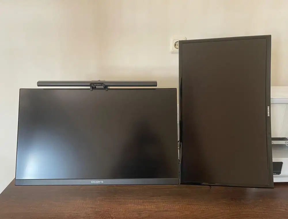2 Monitor Gigabyte & Samsung, Bracket Monitor, Lampu Layar Monitor