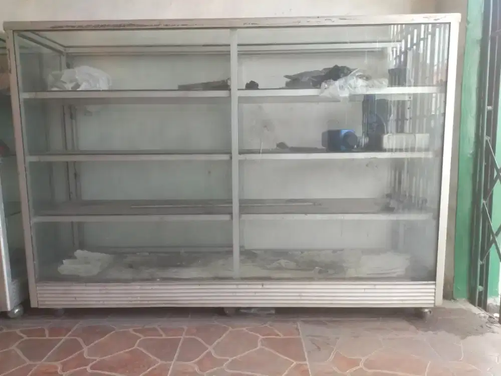 Etalase kaca ukuran 1,5 meter