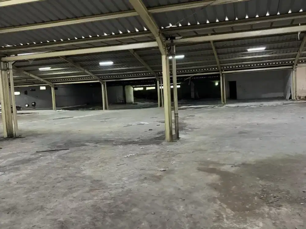 DISEWAKAN CEPAT GUDANG 5.500 M² DENGAN AREA PARKIR LUAS