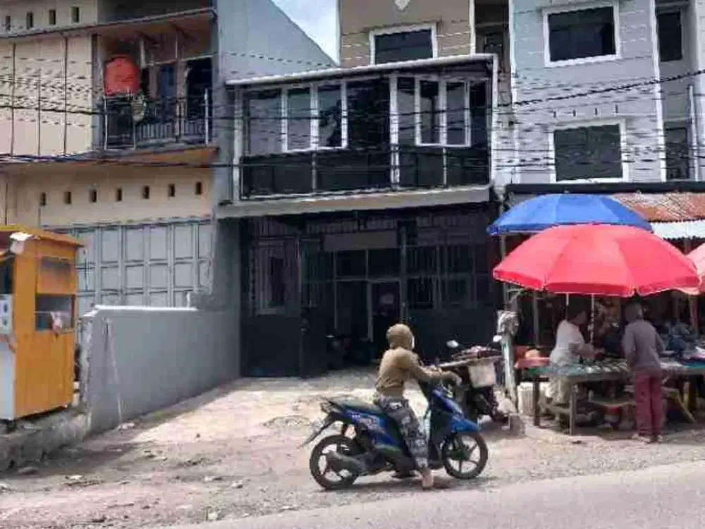 Ruko Tamalate 1 
5 X 20 -3 Lantai 
Rolling 5 X 11 
Depan kampus UNM Tamalate 
Sudah renov total ada balcon
Lantai atas ada kamar 1
Toilet 3
Rp. 2.5 Milyar Nego