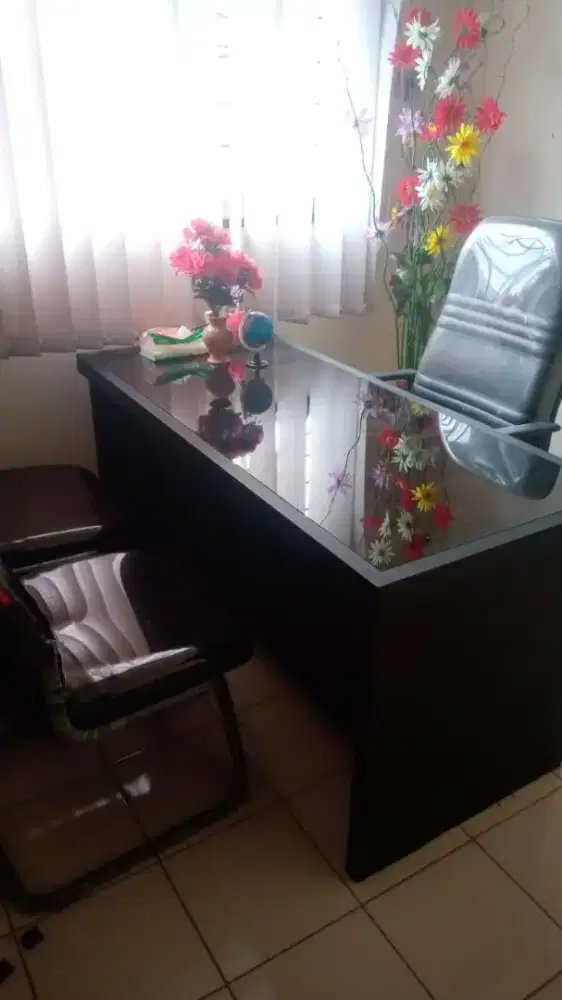 Dijual satu set maja kursi kantor