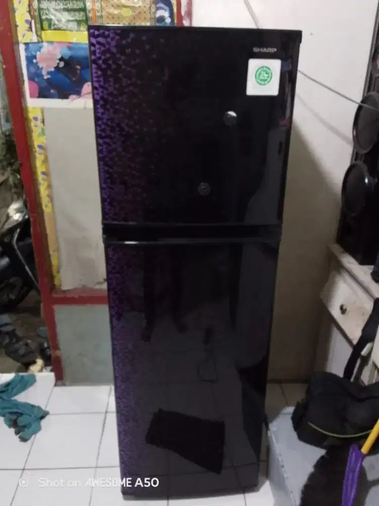Dijual kulkas merek SHARP 2PINTU kondisi normal body mulus nominus