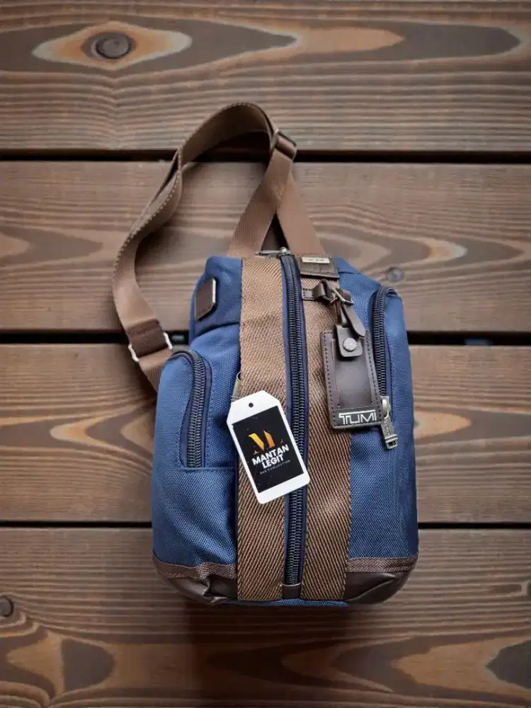 Tas selempang dada brand Tumi