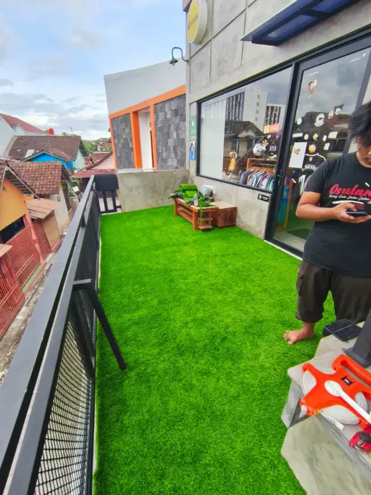 Kepoin rumput sintetis yuk