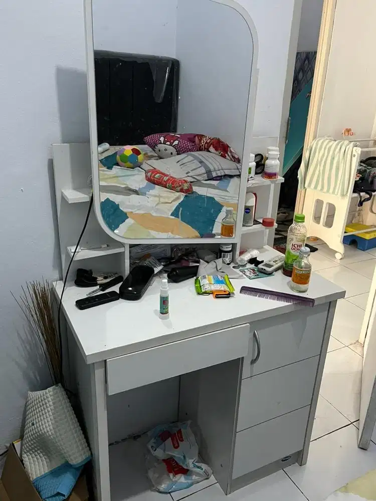 Meja rias dengan kaca