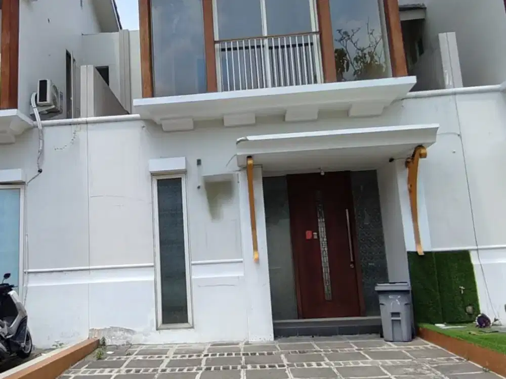 dijual rumah di grand Harvest Surabaya barat