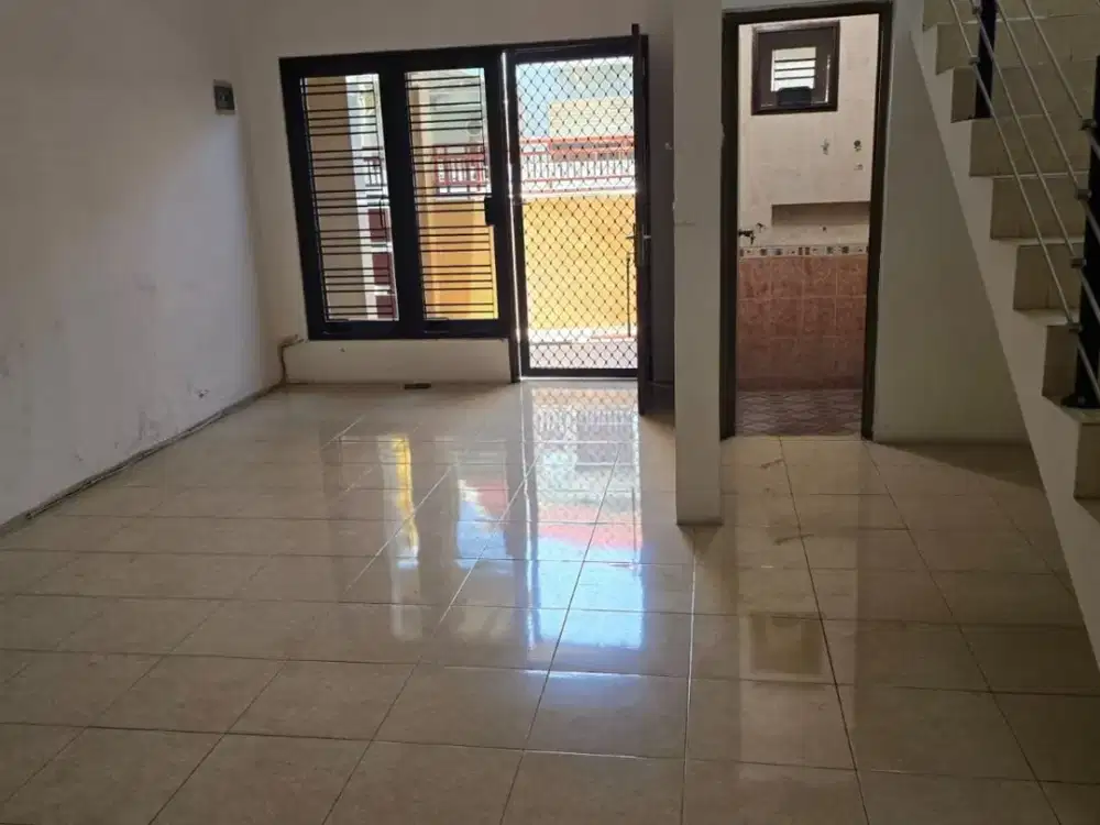 Disewakan Rumah 2 lantai di Lebak Indah Regency Surabaya