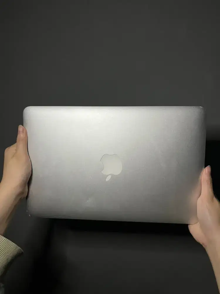 Dijual laptop macbook air second kondisi masih bagus gak pernah jatuh