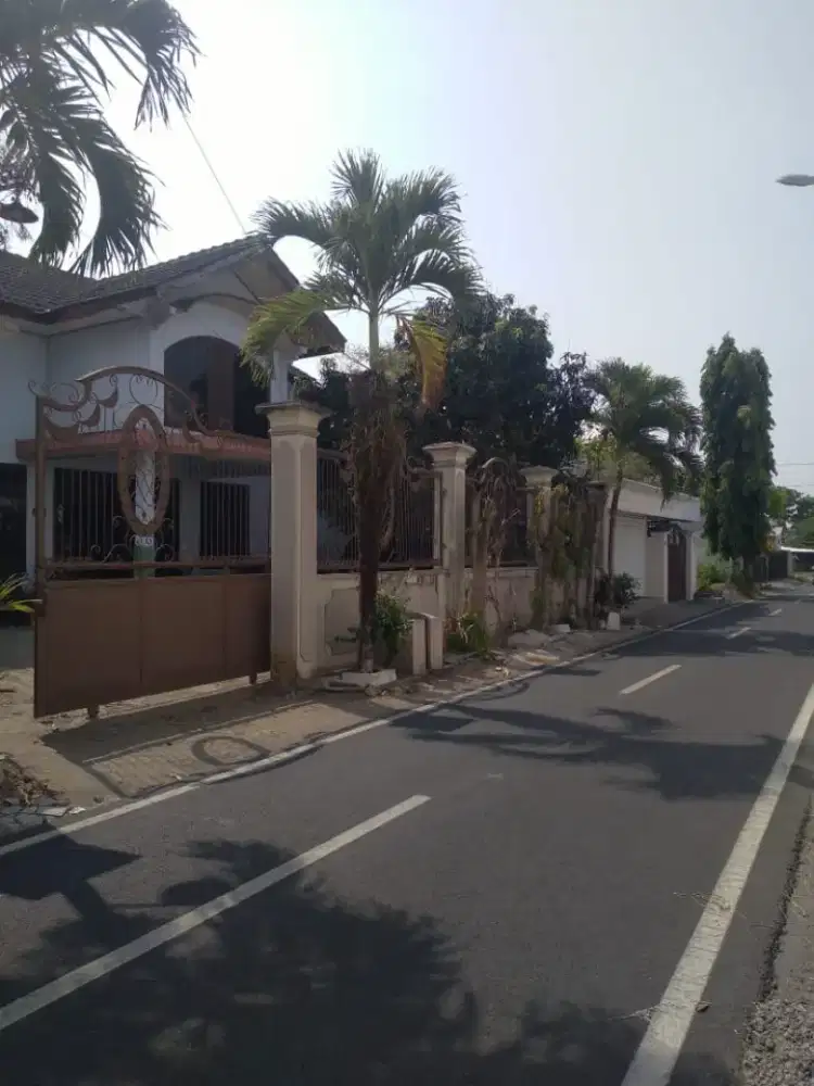 DIJUAL RUMAH HUNIAN BESERTA USAHA KOS 13 KAMAR AKTIF