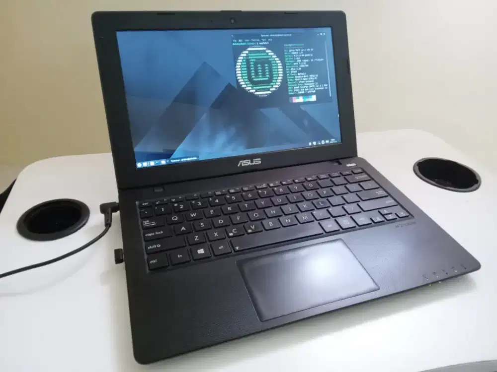 Laptop ASUS X200CA RAM 2GB HDD 500 GB OS Linux Mint XFCE