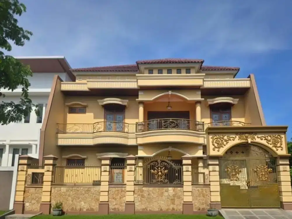 Rumah Pakuwon City Villa Royal STRATEGIS, TERAWAT, SIAP HUNI, CARPORT 3 MOBIL