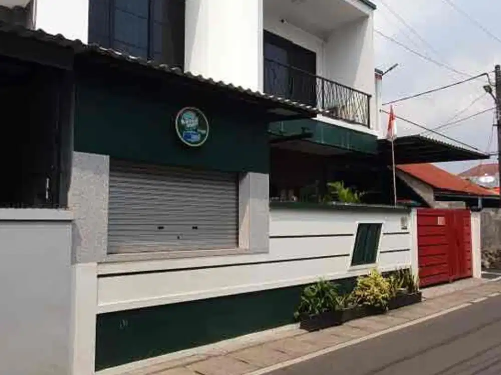 Rumah Modern Bagus dan Sangat Terawat Akses 2 Mobil Lokasi Strategis di Jakarta Selatan
