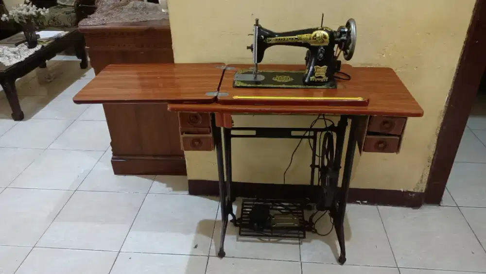 Mesin Jahit Butterfly plus meja..beli baru jarang dipakai