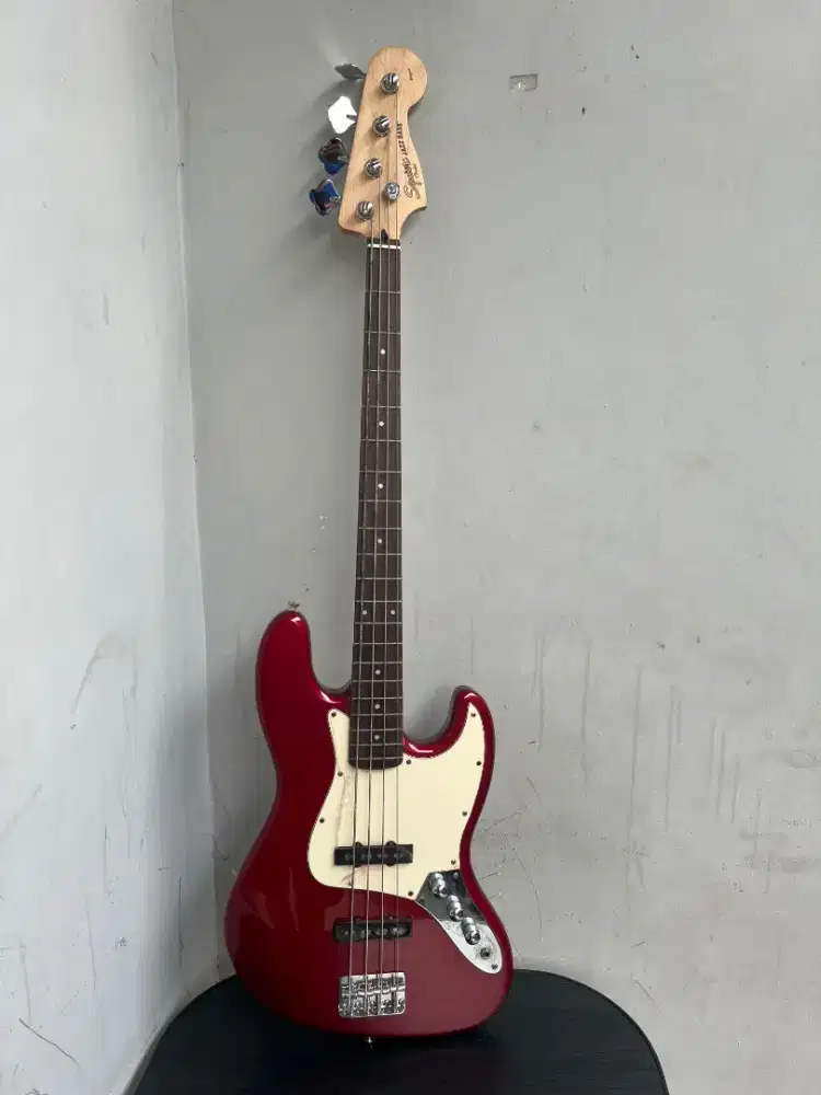 Squier Jazz Bass Red Candy Merah