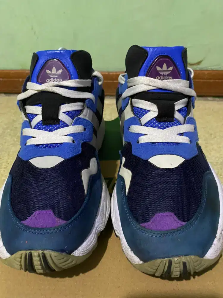 Sepatu running Adidas torsion