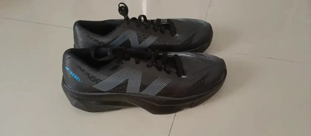 Sepatu New Balance Hitam