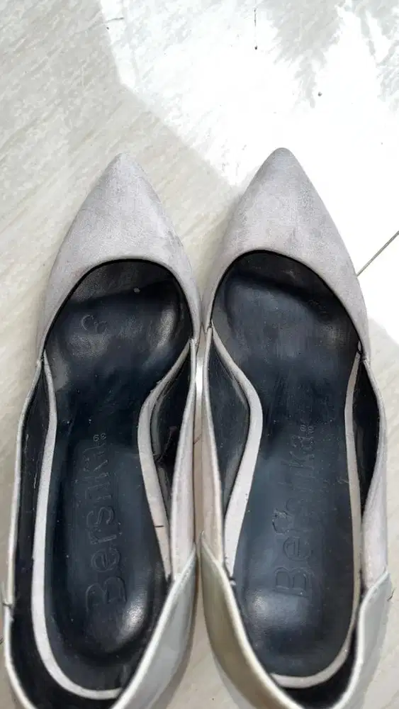 Sepatu High Heels Abu-Abu untuk ngantor| Bershka