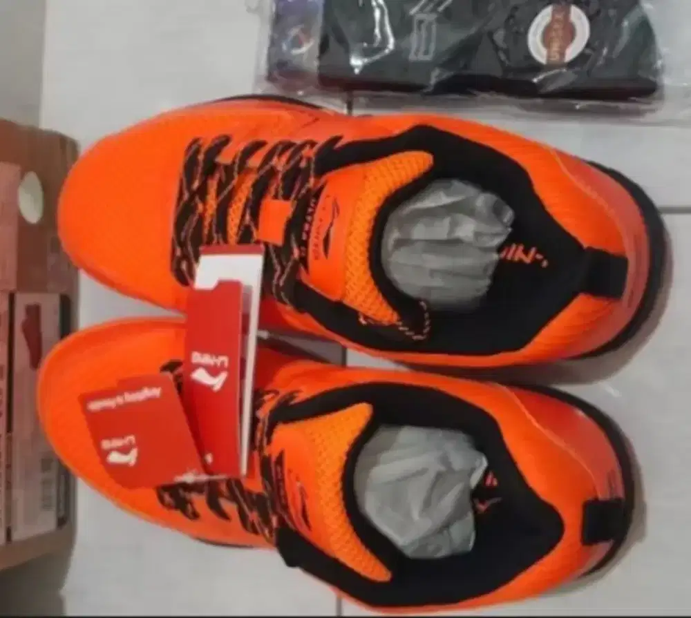 Sepatu badminton lining original