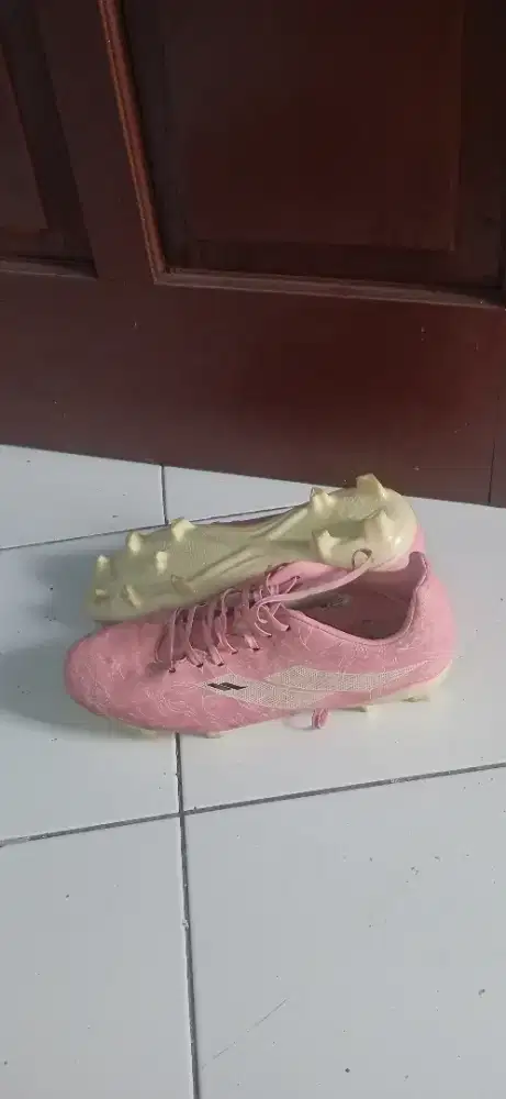 sepatu bola mills pink
