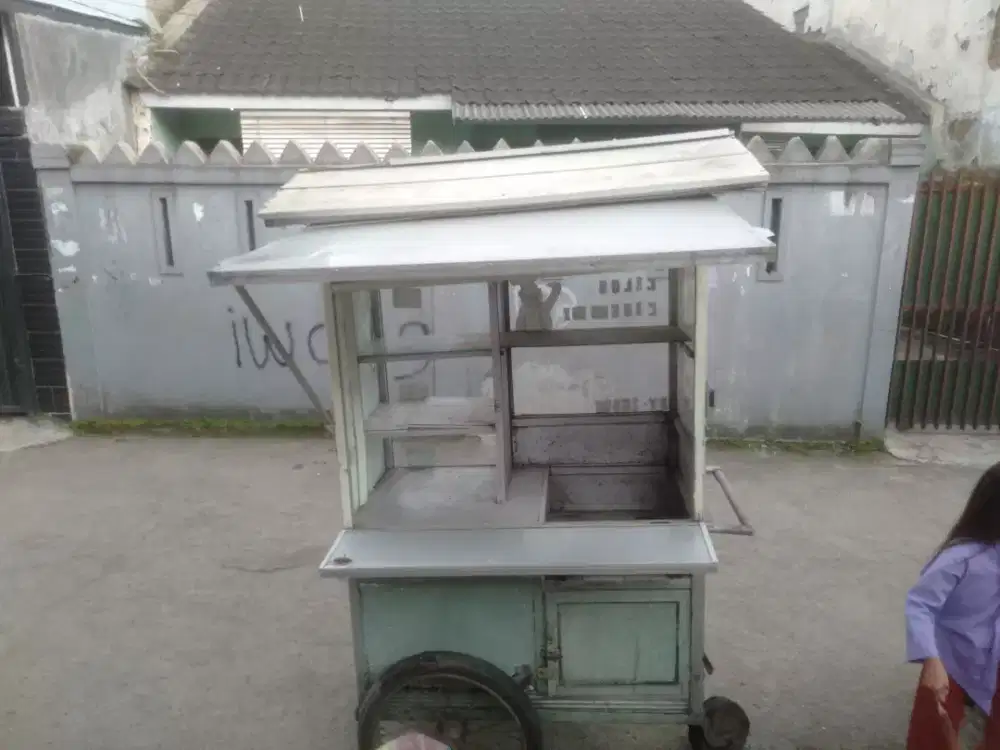 Grobak bekas jualan cibay