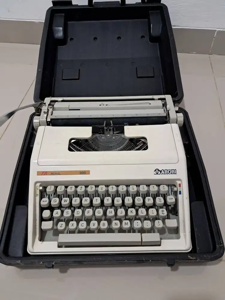 Mesin tik manual AT Royal 205 ARORI made in Germany