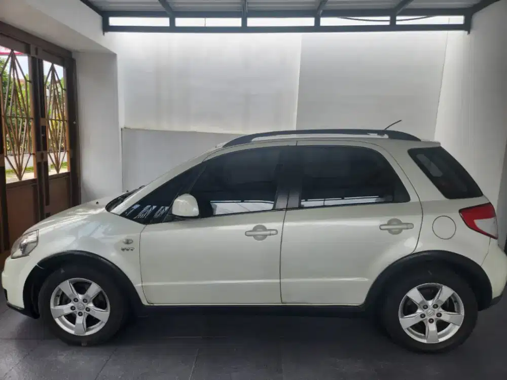 Suzuki x-over Putih