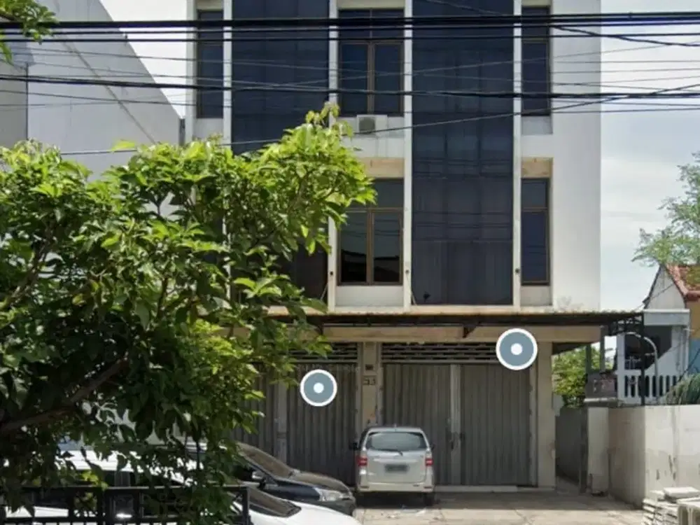 Gedung Area Komersial dengan Parkiran Dalam Luas di Rungkut, SBY