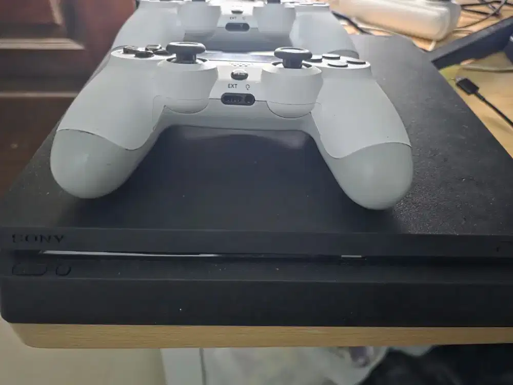Dijual PS 4 slim