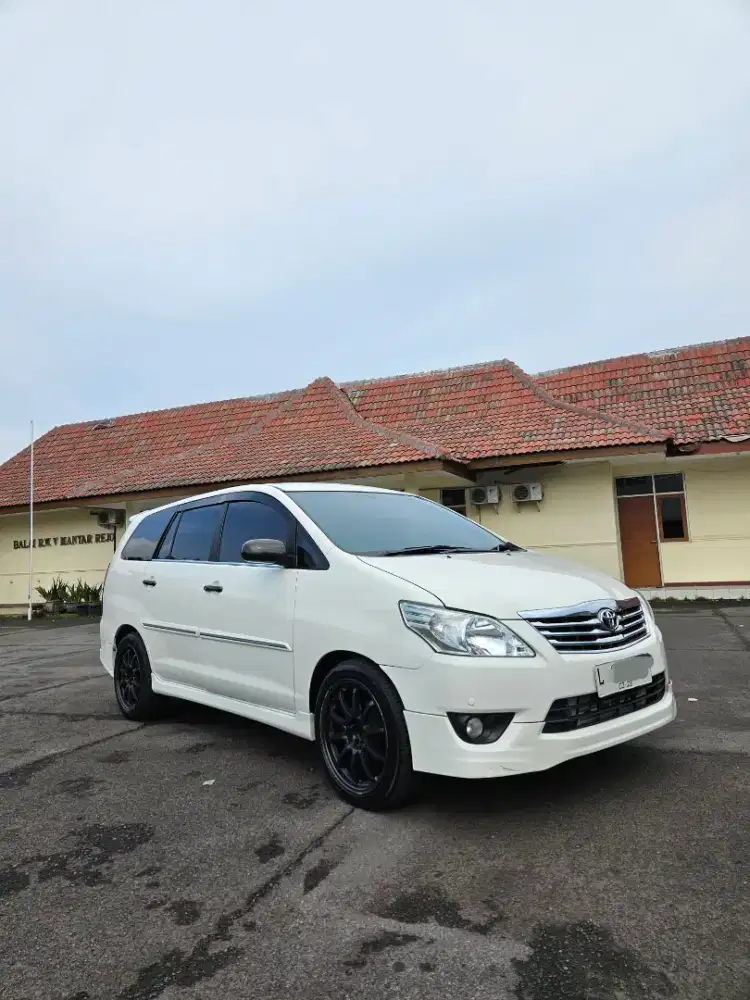 Innova V 2.5 AT 2013 low KM