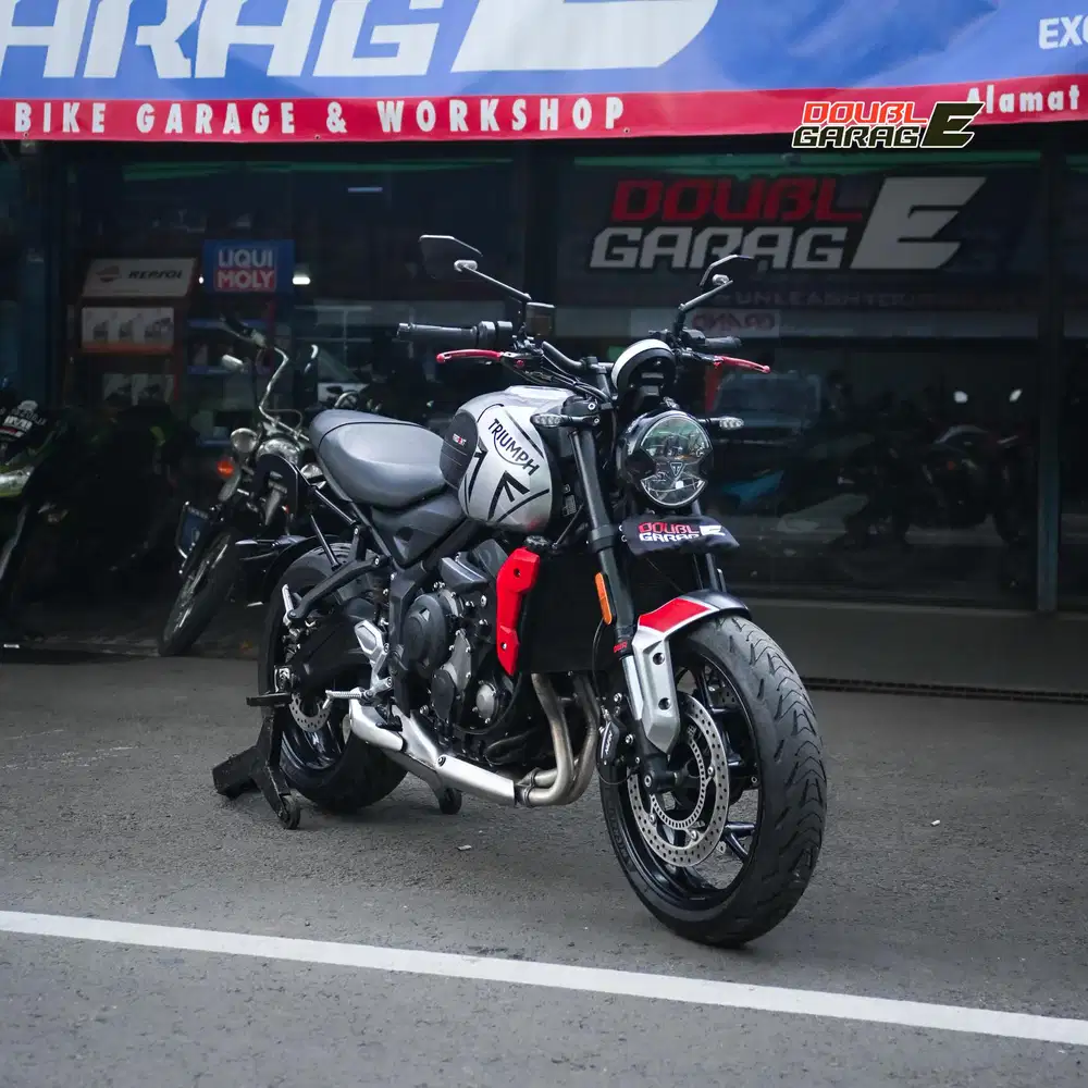 TRIUMPH TRIDENT  660 SILVER 2022 LIKE NEW RARE ITEM 
‎