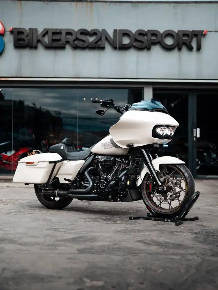 HARLEY DAVIDSON ROAD GLIDE SNOW WHITE 2023