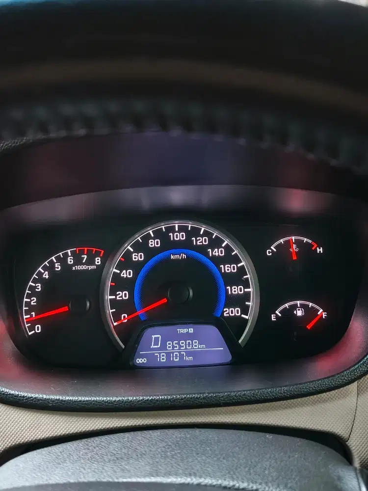 Hyundai i10 2018 merah Bensin Matic Low KM