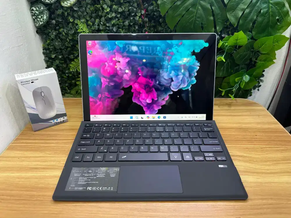 Microsoft Surface Pro 7 
Core i5-1035G4
Ram 8GB
Ssd 128Gb
Keyboard RGB