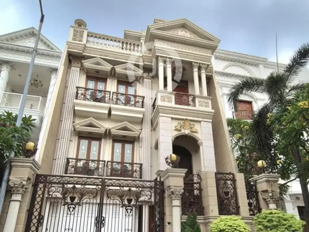 Rumah Mewah Arsitektur Klasik di Bukit Gading Mediterania, Kelapa Gading, Jakarta Utara