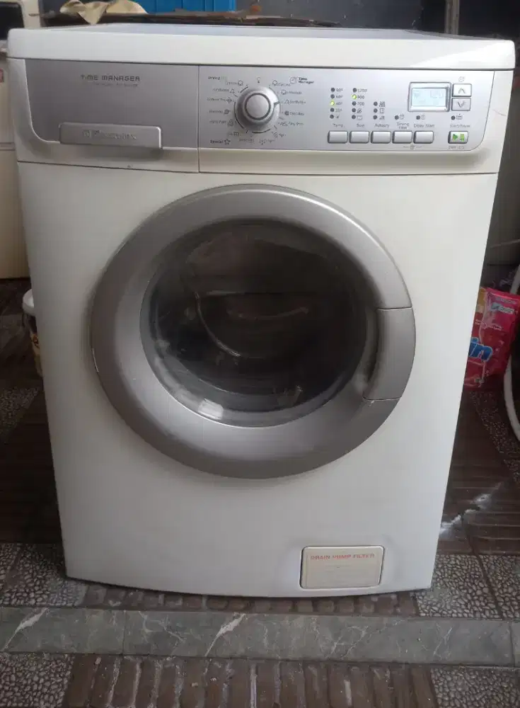 Mesin cuci elektrolux