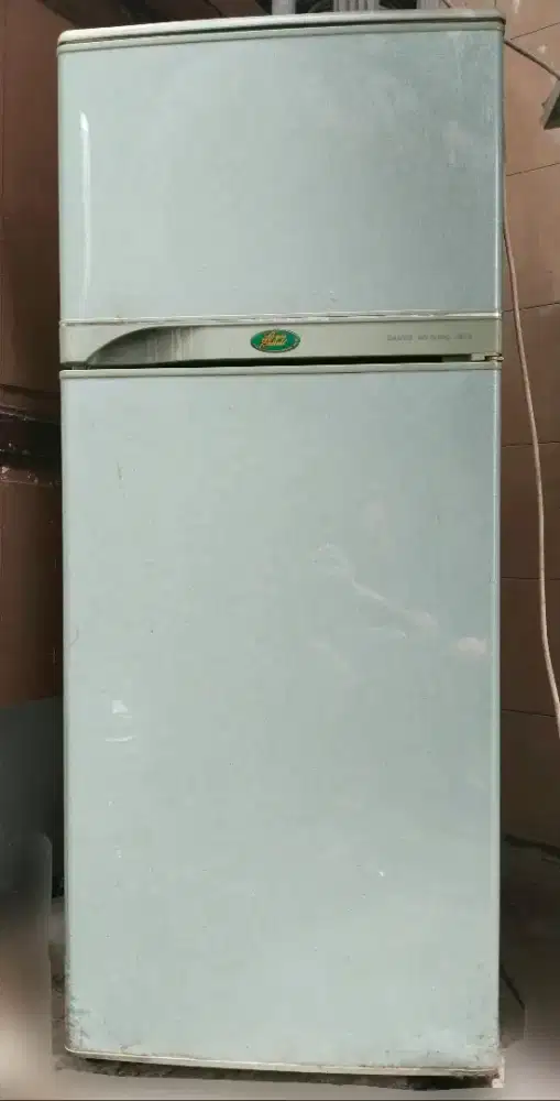 Kulkas SANYO 2Pt Tanpa Bunga Es, Mesin Halus orisinil.