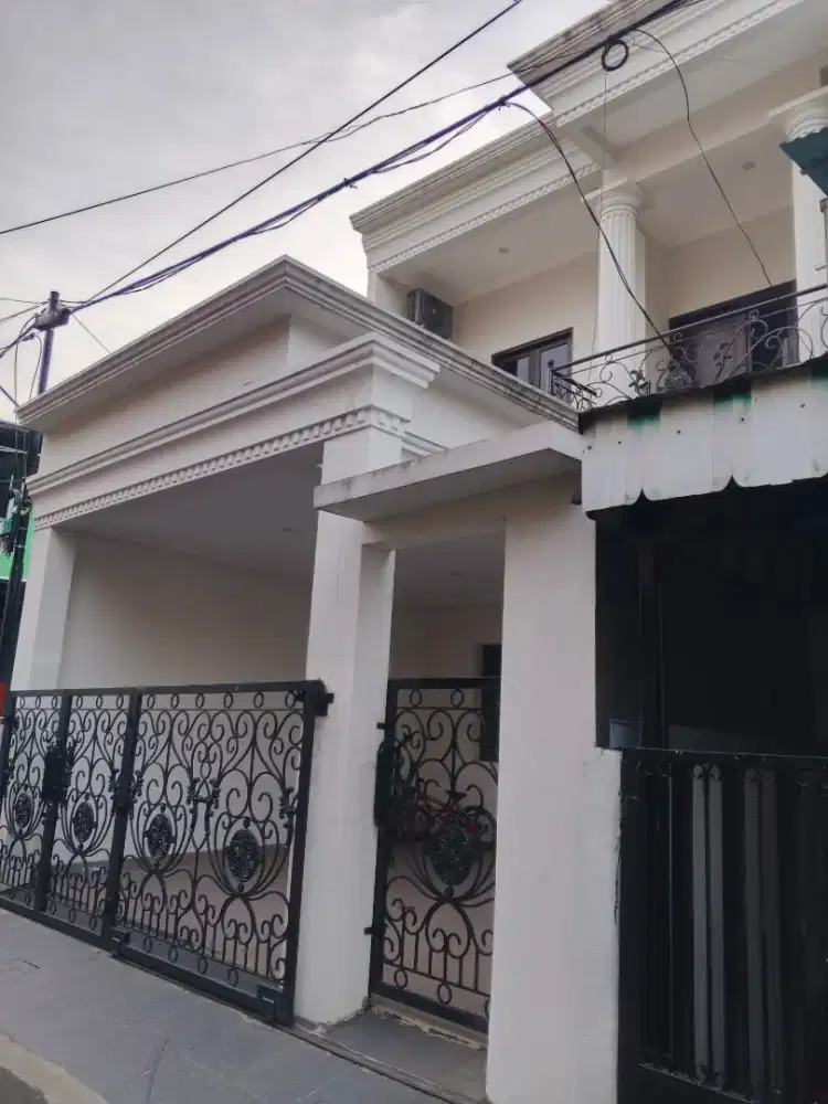 RUMAH MEWS AMERICAN CLASSIK DI PONDOK KELAPA