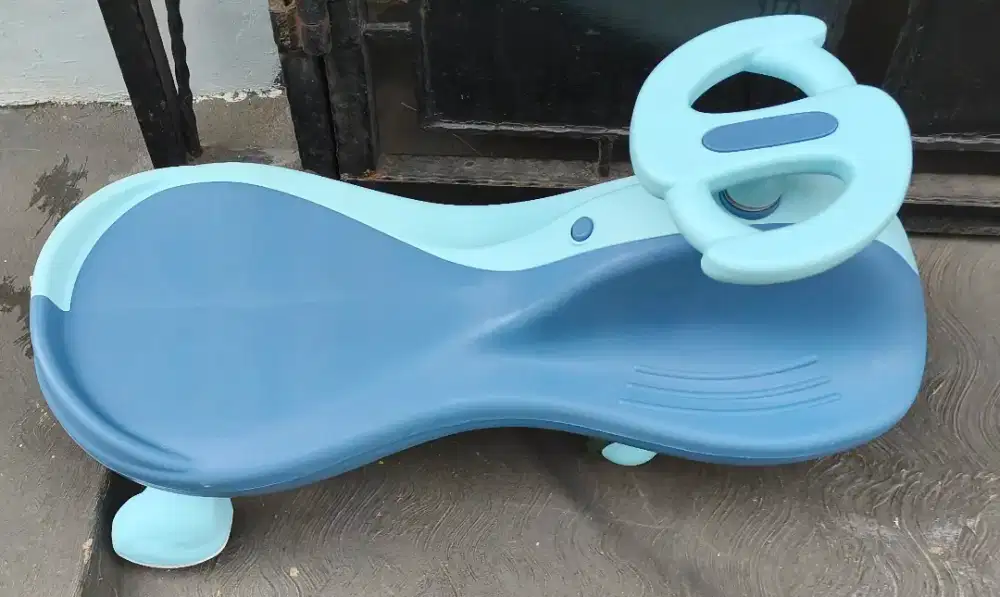 Mainan mobil dorong anak