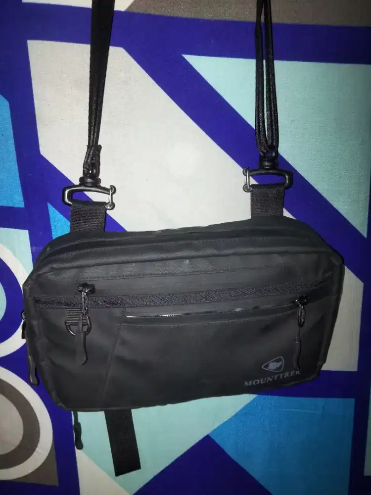 Tas Selempang Pria MOUNTTREK – Sling Bag Hitam”