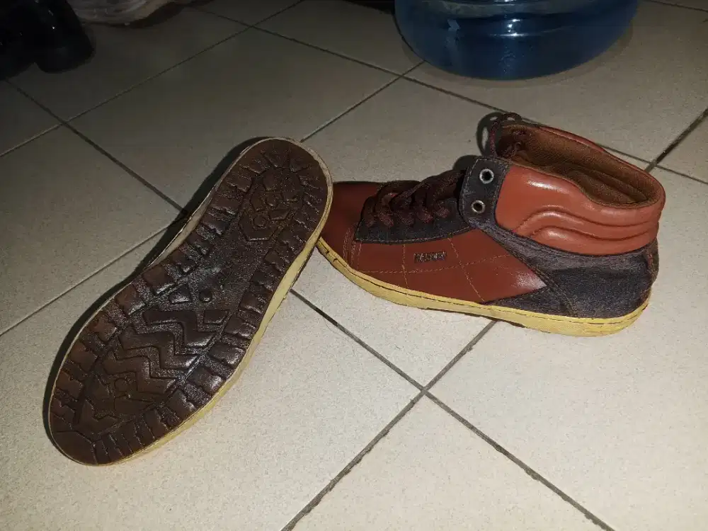 Sepatu gunung kulit kasogi