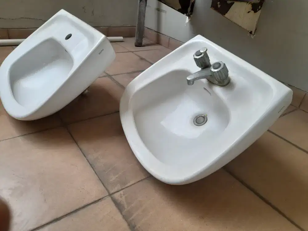 WastafeL merek Toto, warna putih. Nego sampai deaL