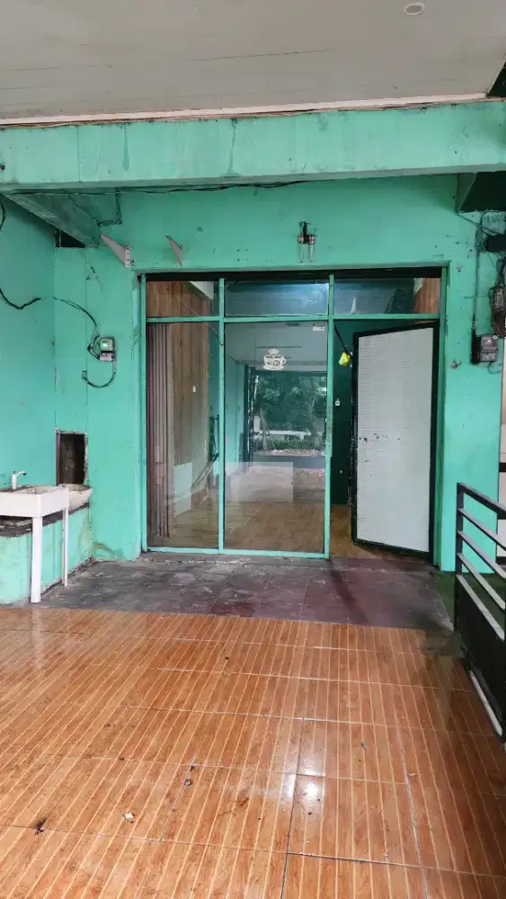 Di sewakan kios dan halaman luas depan jalan jakarta selatan